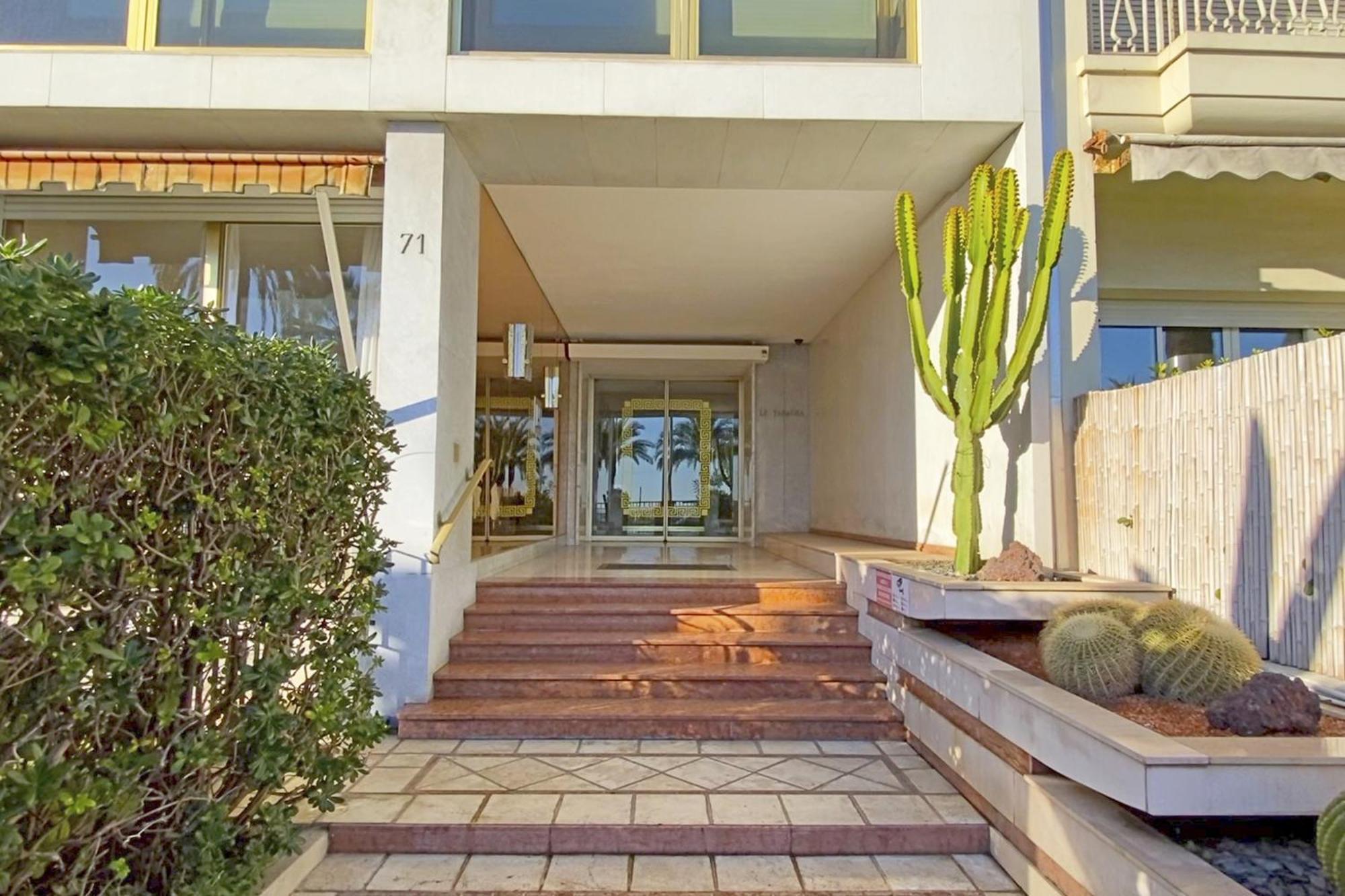 Cosy Sea Front Garden Apartment