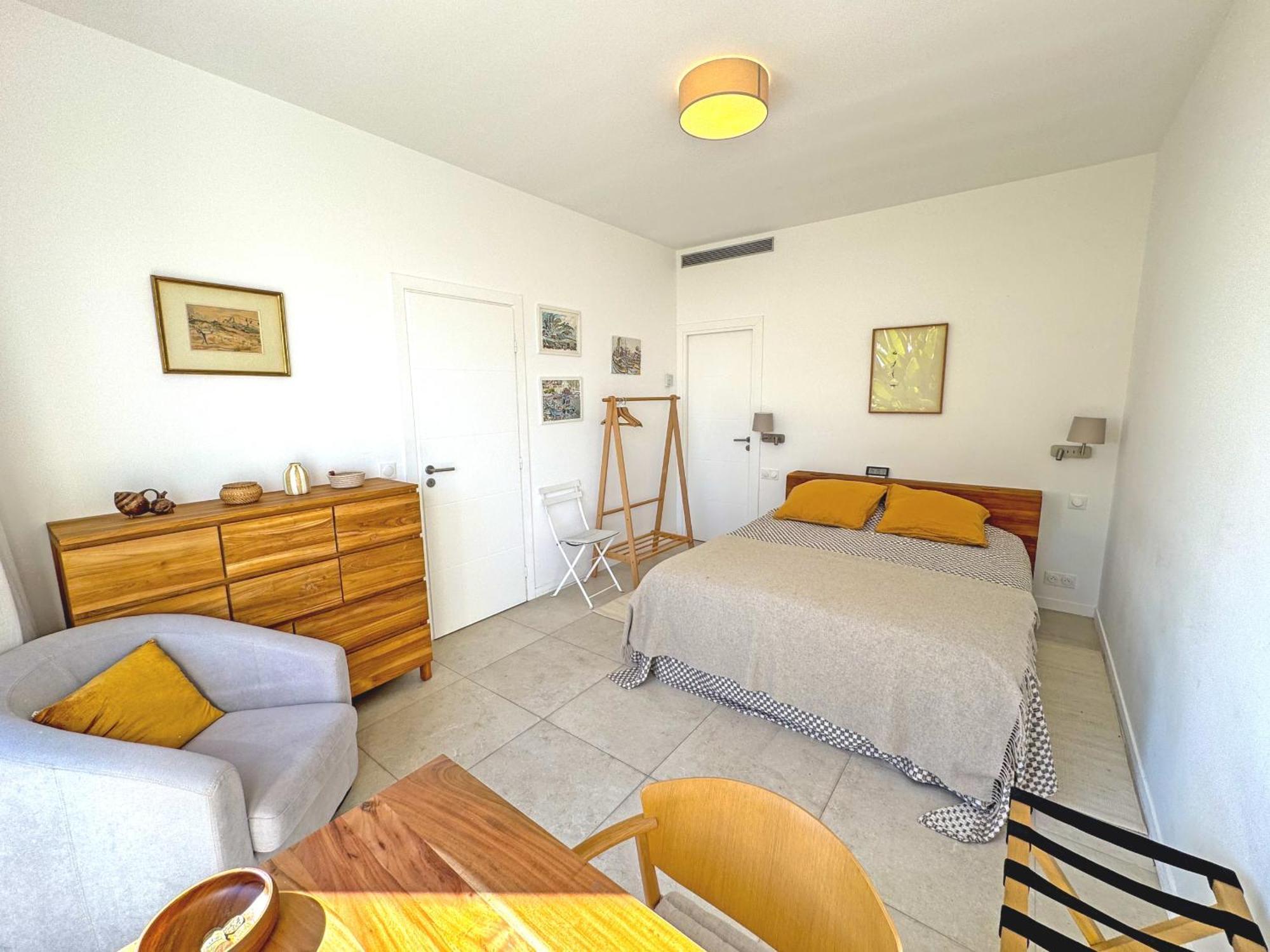 Cosy Sea Front Garden Apartment