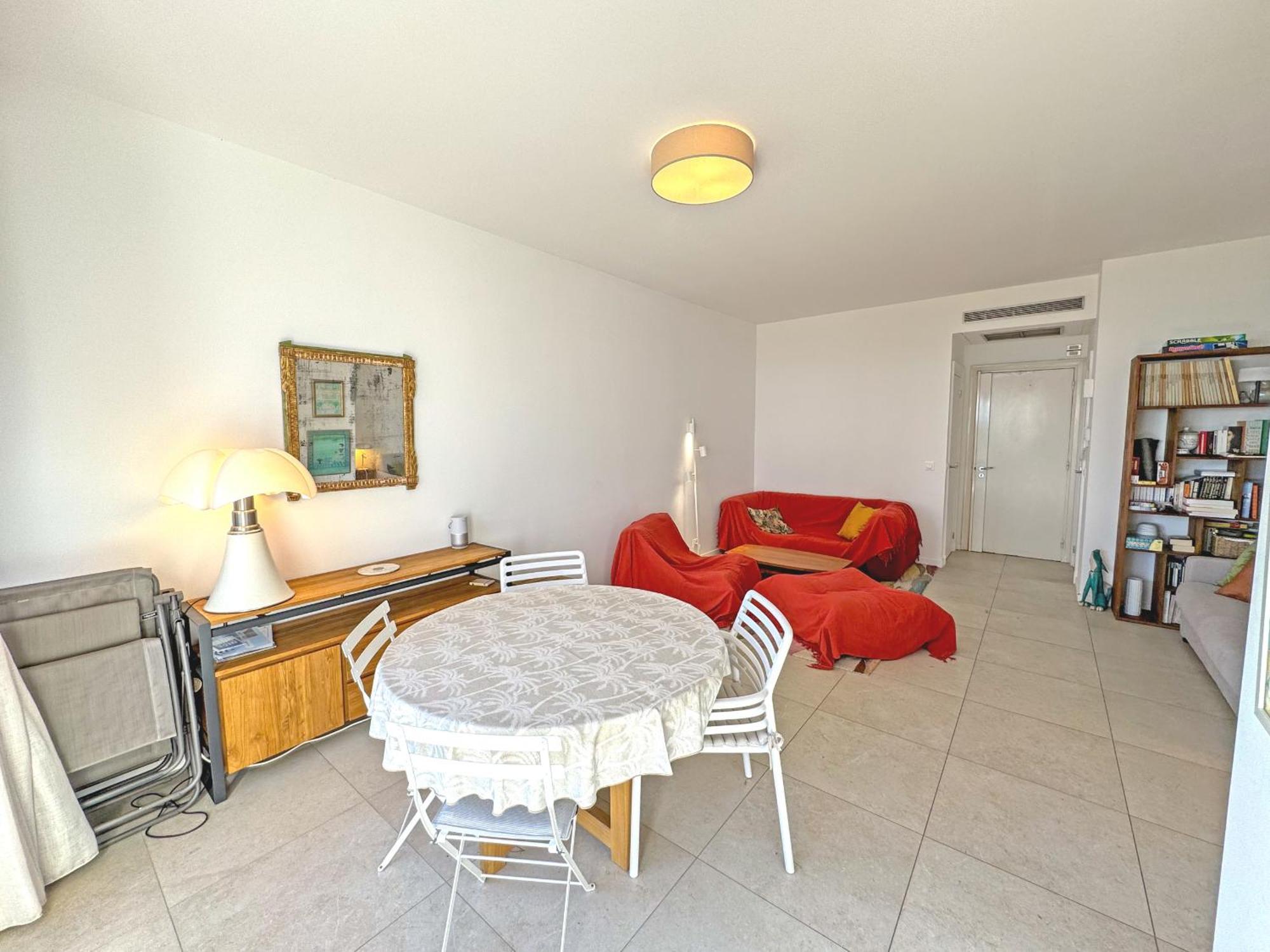 Cosy Sea Front Garden Apartment *