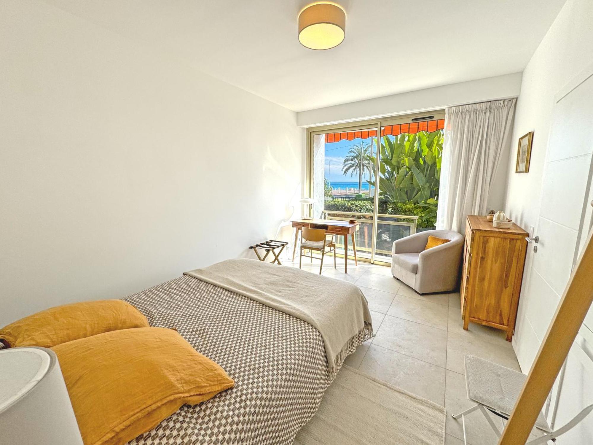 Cosy Sea Front Garden Apartment *