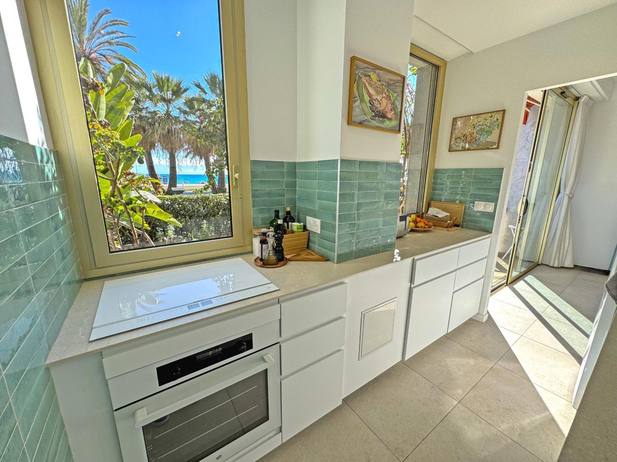 Cosy Sea Front Garden Apartment *